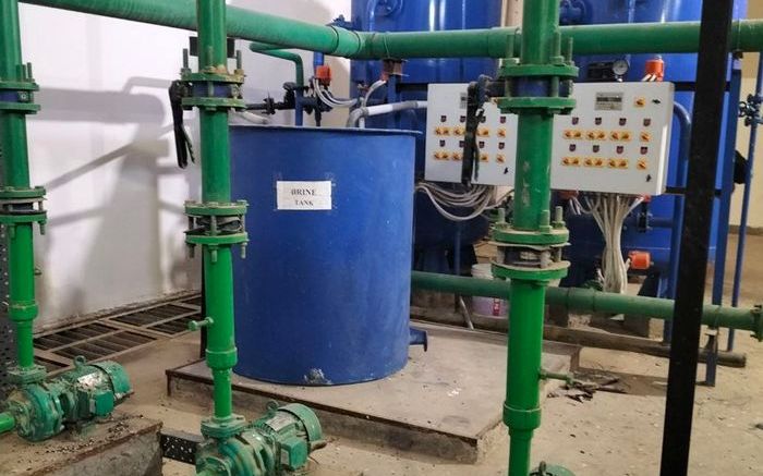 Water softening plant with brine tank and filter vessels